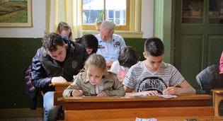 Speciale schrijfles op linkshandigendag in het Zuiderzeemuseum