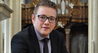 Minne Veldman op orgel in Hervormde kerk te Venhuizen