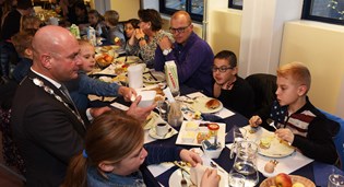 Leerlingen ontbijten samen met burgemeester en wethouders in stadhuis