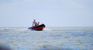 Reddingboot oefent tijdens hoogtepunt storm Angus