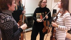 Wethouder de Jong bezoekt en speelt mee met repetitie Symfonie orkest Sinfonia