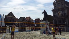 Roode Steen decor voor beachvolleybaltoernooi