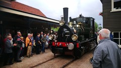 Oudste nog rijdende locomotief van Nederland weer op de rails