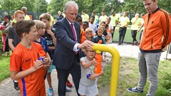 Nieuw watertappunt Cruyff Court Risdam-Noord geopend tijdens Zomerspelen