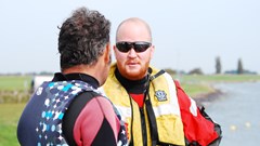 Reddingboot rukt uit voor kiter in problemen