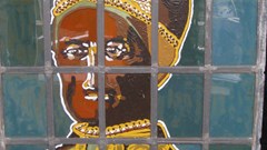 Kunstenaars beschilderen oude glas-in-lood ramen Oosterkerk