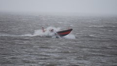 Oefening reddingboot tijdens eerste zware storm van 2018