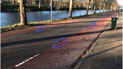 Kraters in rood asfalt zijn gevaar voor verkeersveiligheid fietsers