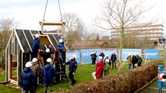 Vmbo-leerlingen bouwen prefab huisje