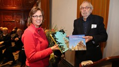 Bloemen en boeken voor 700.000ste bezoeker Oosterkerk