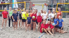 Roode Steen decor voor beachvolleybaltoernooi