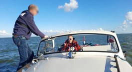 Reddingboot sleept schip met motorstoring naar veilige haven